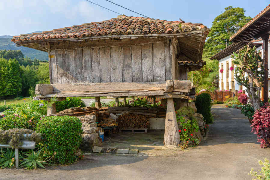 Principado de Asturias 082 - hórreo.jpg